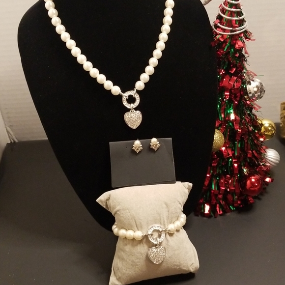 Avon Set of faux Pearls necklace and bracelet - Picture 3 of 7